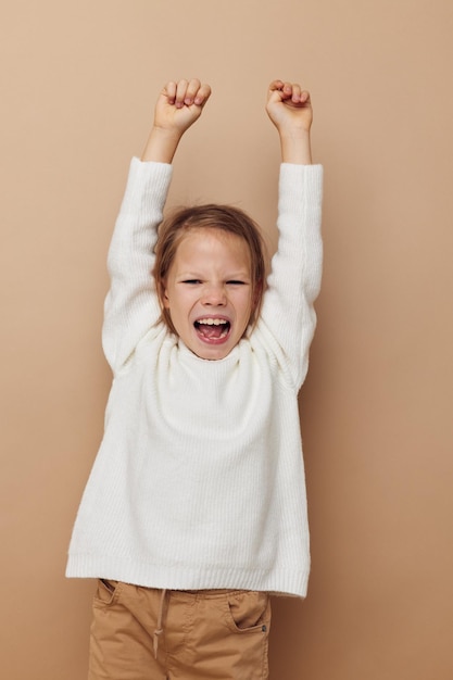 小さな女の子の子供たちのスタイルの感情楽しい子供時代は変わらない