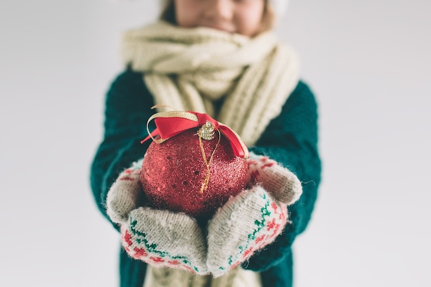 白い背景の上のクリスマスの帽子の少女