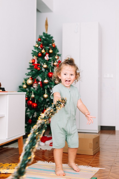 家で小さな女の子のクリスマスの準備