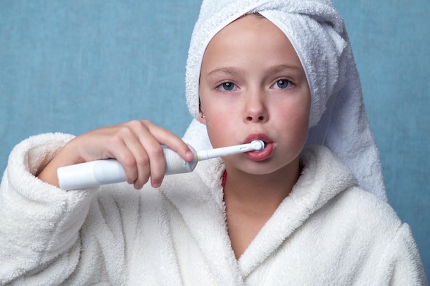 Little girl cleaning teeth