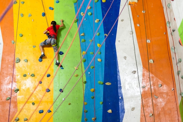 Foto parete di roccia rampicante della bambina