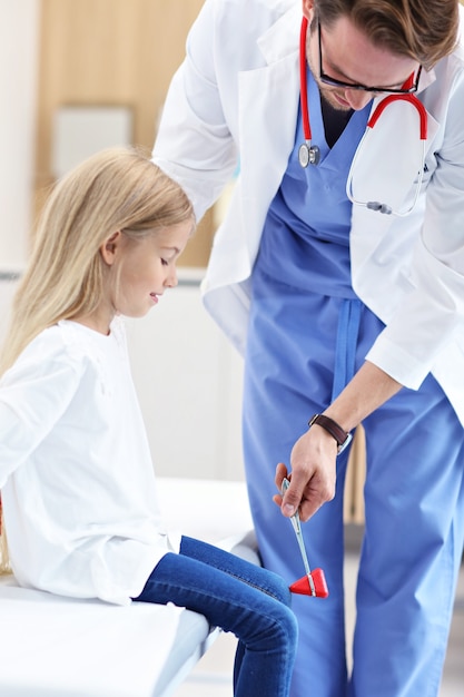 маленькая девочка в клинике осматривается неврологом