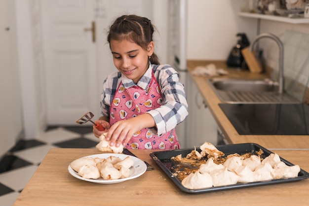 Foto biscotti della bambina da una teglia.