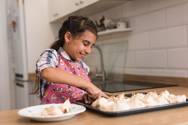 Foto biscotti della bambina da una teglia.