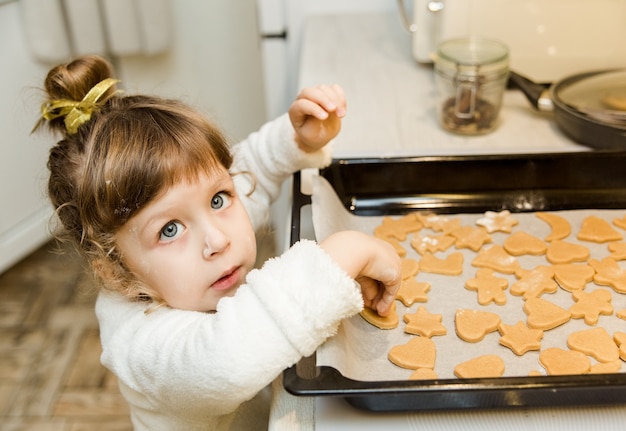 Bambina che cucina in cucina