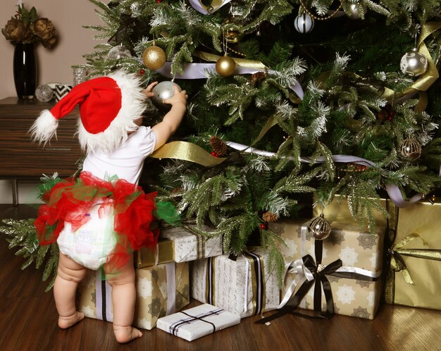 Photo little girl decorating a christmas tree toys, holiday, gift, dec