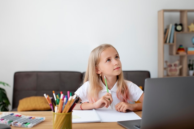 Bambina che fa lezioni online