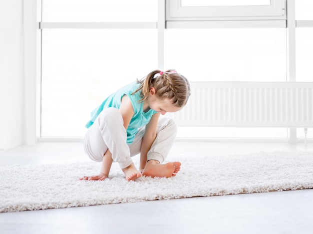 Photo little girl doing workout