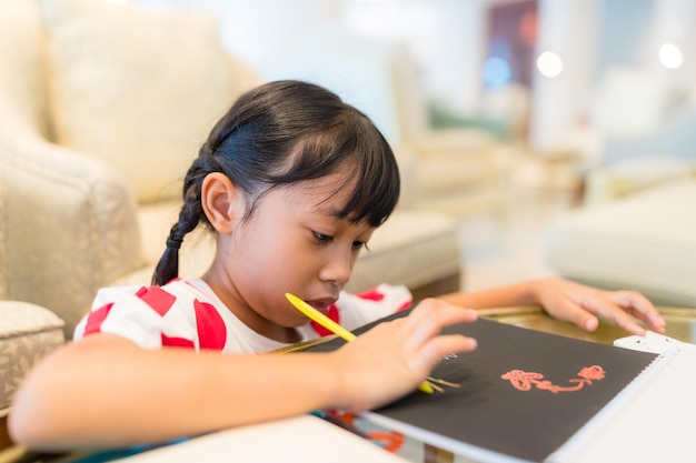 Photo little girl draw on book