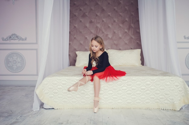 Photo little girl dressed as a ballerina in a tutu