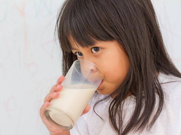 牛乳を飲む少女