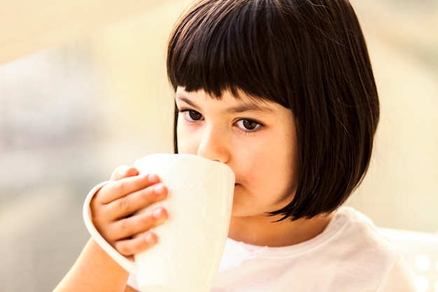 少女は牛乳やお茶を飲む