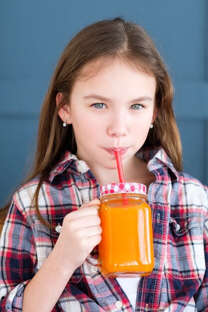 사진 빨대로 천연 유기농 음료를 마시는 어린 소녀.