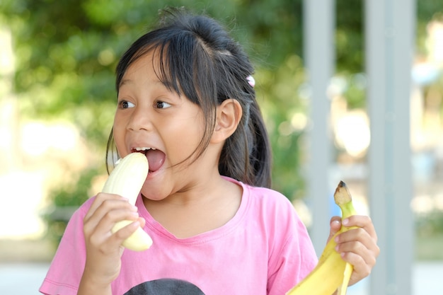 Foto bambina che mangia una banana