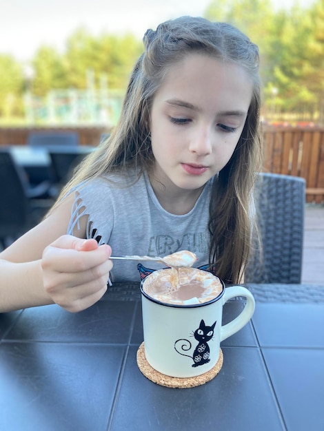사진 마시멜로와 함께 카카오를 먹고 있는 작은 소녀