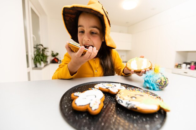 ハロウィーン パーティーでクッキーを食べる少女。