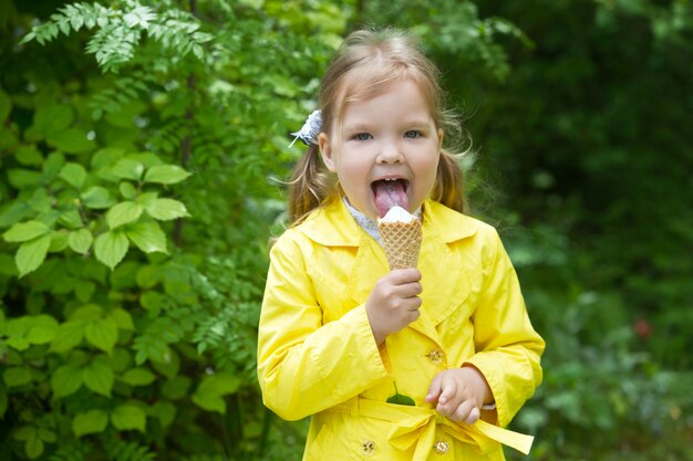 写真 少女が公園でアイスクリームを食べる