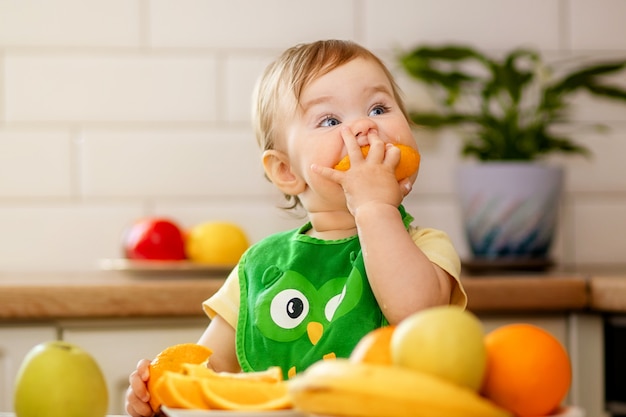 Bambina che mangia un'arancia