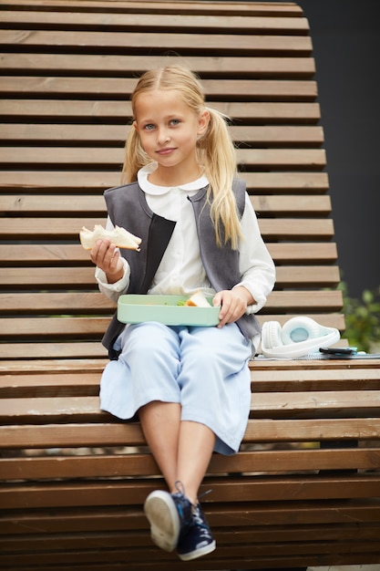 屋外で食べる少女