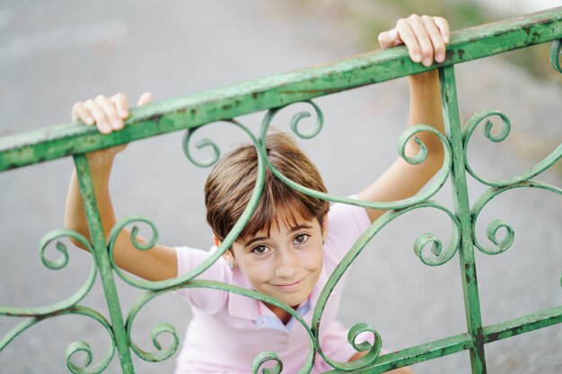 Foto bambina di otto anni che si diverte in un parco urbano.