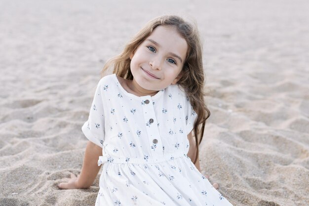 Фото Маленькая девочка наслаждается летним отдыхом у моря