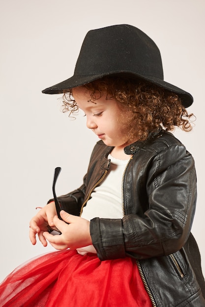 Foto modello di moda little girl con cappello nero