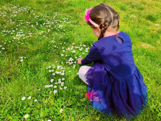 Bambina nel campo di fiori