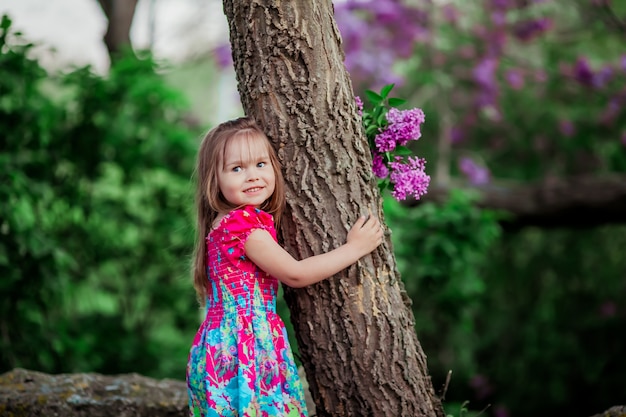 꽃 피는 나무와 숲에서 어린 소녀