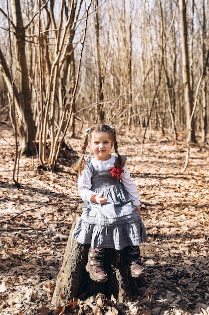 Foto bambina nella foresta