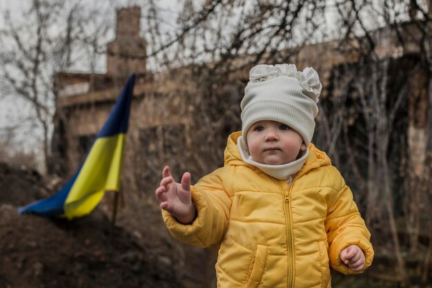 Foto bambina di fronte a strutture difensive dell'esercito ucraino guerra in ucraina bambini e guerra