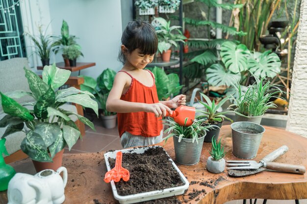 Bambina che fa il giardinaggio a casa