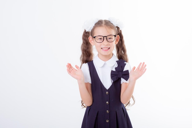 眼鏡と制服を着た少女が白い背景で隔離されています