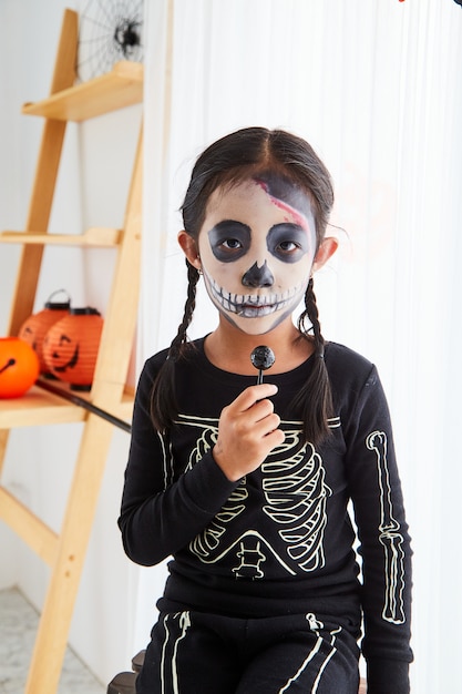 Foto bambina in costume di halloween a casa