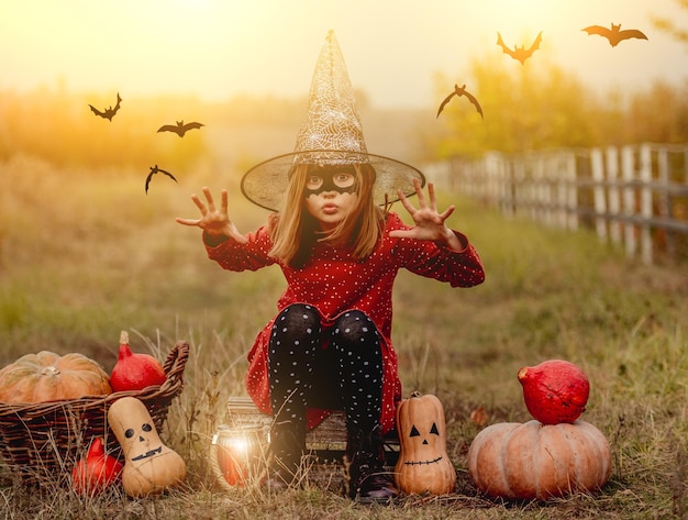 Photo little girl in halloween costume on nature