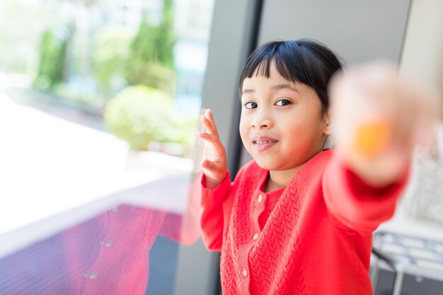 小さな女の子の手が若者に何かを与えている