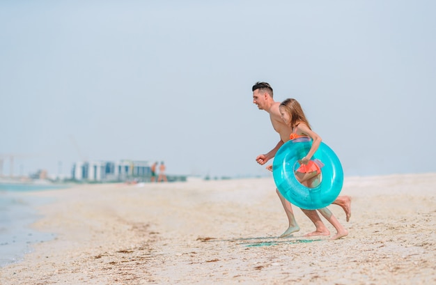 Bambina e papà felice divertendosi durante la vacanza della spiaggia