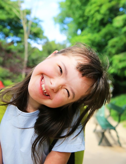 小さな女の子は公園の外で楽しんでいます