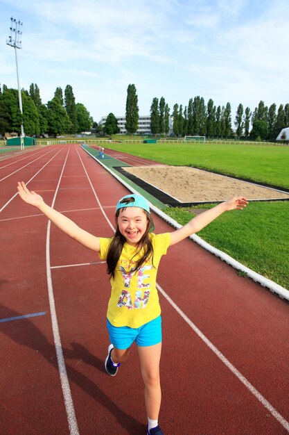 小さな女の子はスタジアムで楽しんでいます