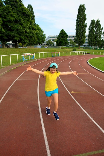 Photo little girl have fun on the stadium