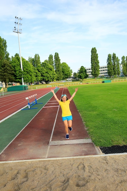 小さな女の子はスタジアムで楽しんでいます