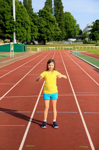 小さな女の子はスタジアムで楽しんでいます