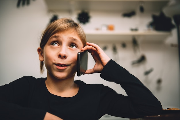 写真 電話を持つ少女