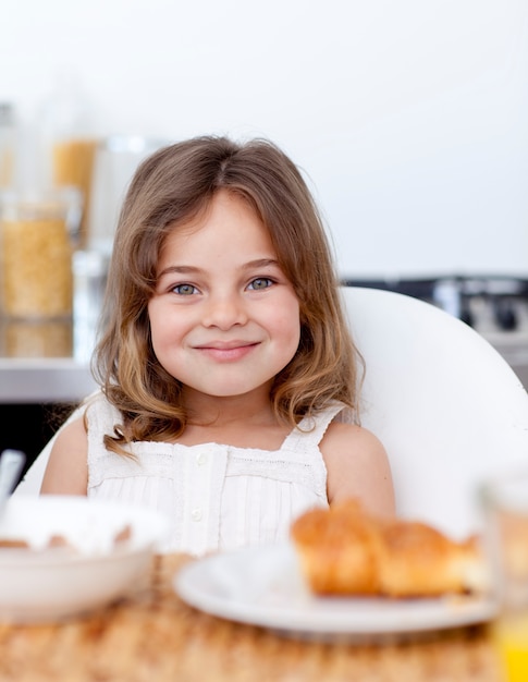 小さな女の子、朝食を取る