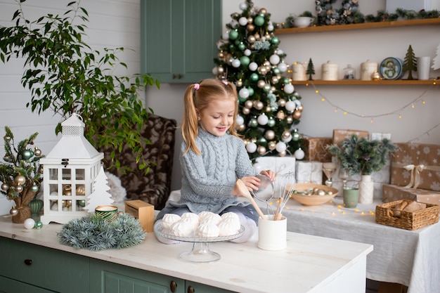 Bambina divertirsi in cucina a casa