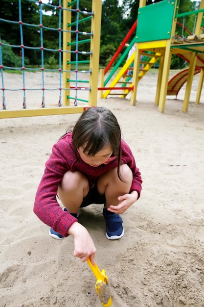 遊び場で楽しんでいる少女