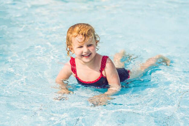 Bambina che si diverte nel parco acquatico