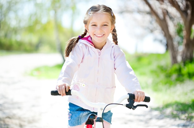 自転車に乗った小さな女の子