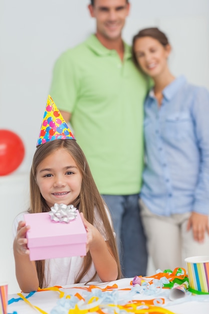 誕生日の贈り物をしている少女