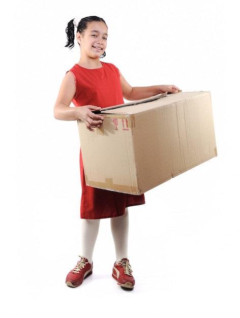 Маленькая девочка держит коробку, изолированные