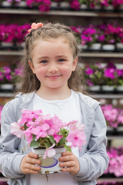 植物を持っている少女